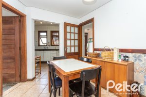 Casa à venda com 260m², 4 dormitórios, 2 suítes, 2 vagas, no bairro Teresópolis em Porto Alegre