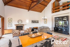 Casa à venda com 260m², 4 dormitórios, 2 suítes, 2 vagas, no bairro Teresópolis em Porto Alegre