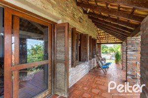 Casa à venda com 260m², 4 dormitórios, 2 suítes, 2 vagas, no bairro Teresópolis em Porto Alegre