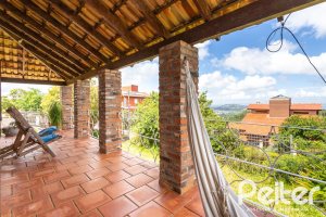 Casa à venda com 260m², 4 dormitórios, 2 suítes, 2 vagas, no bairro Teresópolis em Porto Alegre