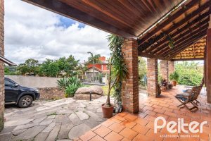 Casa à venda com 260m², 4 dormitórios, 2 suítes, 2 vagas, no bairro Teresópolis em Porto Alegre