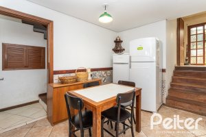 Casa à venda com 260m², 4 dormitórios, 2 suítes, 2 vagas, no bairro Teresópolis em Porto Alegre