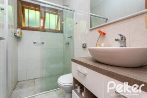 Casa à venda com 260m², 4 dormitórios, 2 suítes, 2 vagas, no bairro Teresópolis em Porto Alegre