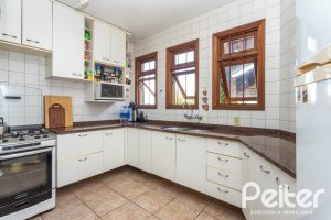 Casa à venda com 260m², 4 dormitórios, 2 suítes, 2 vagas, no bairro Teresópolis em Porto Alegre