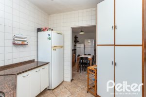 Casa à venda com 260m², 4 dormitórios, 2 suítes, 2 vagas, no bairro Teresópolis em Porto Alegre