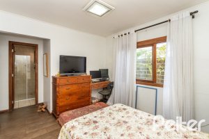 Casa à venda com 260m², 4 dormitórios, 2 suítes, 2 vagas, no bairro Teresópolis em Porto Alegre