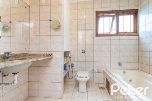 Casa à venda com 260m², 4 dormitórios, 2 suítes, 2 vagas, no bairro Teresópolis em Porto Alegre