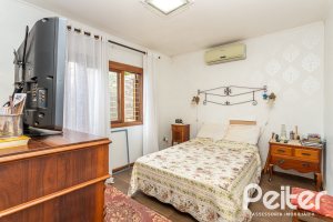Casa à venda com 260m², 4 dormitórios, 2 suítes, 2 vagas, no bairro Teresópolis em Porto Alegre