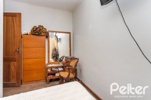 Casa à venda com 260m², 4 dormitórios, 2 suítes, 2 vagas, no bairro Teresópolis em Porto Alegre