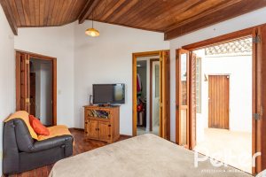 Casa à venda com 260m², 4 dormitórios, 2 suítes, 2 vagas, no bairro Teresópolis em Porto Alegre