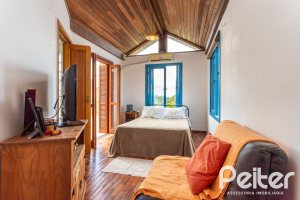 Casa à venda com 260m², 4 dormitórios, 2 suítes, 2 vagas, no bairro Teresópolis em Porto Alegre