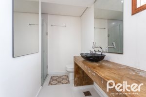 Casa à venda com 260m², 4 dormitórios, 2 suítes, 2 vagas, no bairro Teresópolis em Porto Alegre