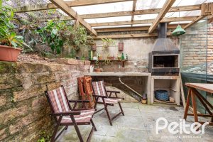 Casa à venda com 260m², 4 dormitórios, 2 suítes, 2 vagas, no bairro Teresópolis em Porto Alegre