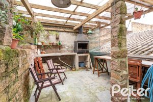 Casa à venda com 260m², 4 dormitórios, 2 suítes, 2 vagas, no bairro Teresópolis em Porto Alegre