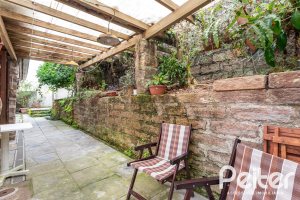 Casa à venda com 260m², 4 dormitórios, 2 suítes, 2 vagas, no bairro Teresópolis em Porto Alegre