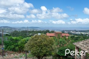 Casa à venda com 260m², 4 dormitórios, 2 suítes, 2 vagas, no bairro Teresópolis em Porto Alegre