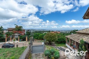 Casa à venda com 260m², 4 dormitórios, 2 suítes, 2 vagas, no bairro Teresópolis em Porto Alegre