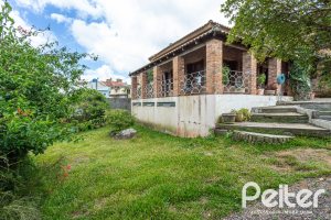 Casa à venda com 260m², 4 dormitórios, 2 suítes, 2 vagas, no bairro Teresópolis em Porto Alegre