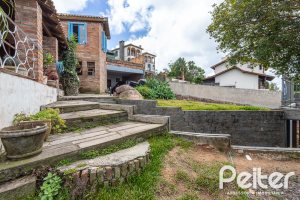 Casa à venda com 260m², 4 dormitórios, 2 suítes, 2 vagas, no bairro Teresópolis em Porto Alegre