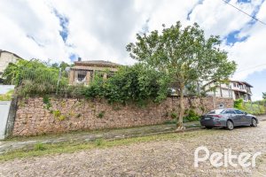 Casa à venda com 260m², 4 dormitórios, 2 suítes, 2 vagas, no bairro Teresópolis em Porto Alegre
