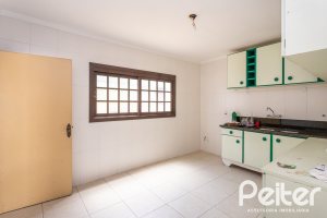 Casa à venda com 290m², 4 dormitórios, 1 suíte, 4 vagas, no bairro Ipanema em Porto Alegre
