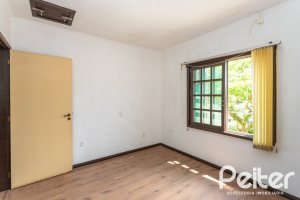 Casa à venda com 290m², 4 dormitórios, 1 suíte, 4 vagas, no bairro Ipanema em Porto Alegre