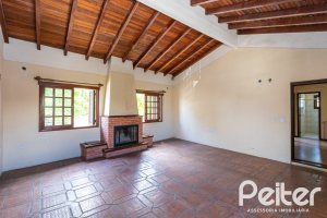 Casa à venda com 290m², 4 dormitórios, 1 suíte, 4 vagas, no bairro Ipanema em Porto Alegre