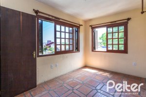 Casa à venda com 290m², 4 dormitórios, 1 suíte, 4 vagas, no bairro Ipanema em Porto Alegre