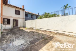 Casa à venda com 290m², 4 dormitórios, 1 suíte, 4 vagas, no bairro Ipanema em Porto Alegre