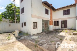 Casa à venda com 290m², 4 dormitórios, 1 suíte, 4 vagas, no bairro Ipanema em Porto Alegre