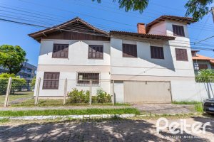 Casa à venda com 290m², 4 dormitórios, 1 suíte, 4 vagas, no bairro Ipanema em Porto Alegre
