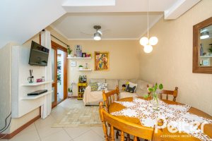 Casa em Condomínio à venda com 102m², 2 dormitórios, 1 suíte, 1 vaga, no bairro Guarujá em Porto Alegre