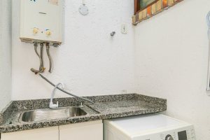 Casa em Condomínio à venda com 102m², 2 dormitórios, 1 suíte, 1 vaga, no bairro Guarujá em Porto Alegre