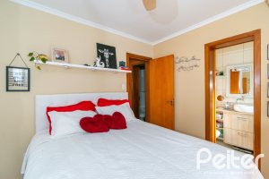 Casa em Condomínio à venda com 102m², 2 dormitórios, 1 suíte, 1 vaga, no bairro Guarujá em Porto Alegre