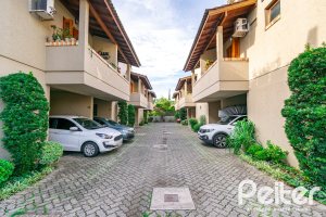 Casa em Condomínio à venda com 102m², 2 dormitórios, 1 suíte, 1 vaga, no bairro Guarujá em Porto Alegre