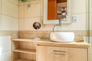 Casa em Condomínio à venda com 102m², 2 dormitórios, 1 suíte, 1 vaga, no bairro Guarujá em Porto Alegre