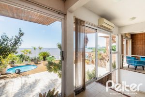 Casa à venda com 594m², 5 dormitórios, 2 suítes, 4 vagas, no bairro Vila Assunção em Porto Alegre