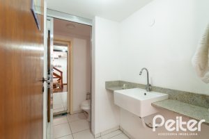 Casa à venda com 594m², 5 dormitórios, 2 suítes, 4 vagas, no bairro Vila Assunção em Porto Alegre