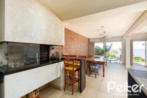 Casa à venda com 594m², 5 dormitórios, 2 suítes, 4 vagas, no bairro Vila Assunção em Porto Alegre