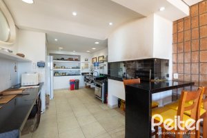 Casa à venda com 594m², 5 dormitórios, 2 suítes, 4 vagas, no bairro Vila Assunção em Porto Alegre