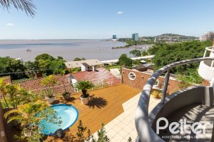 Casa à venda com 594m², 5 dormitórios, 2 suítes, 4 vagas, no bairro Vila Assunção em Porto Alegre