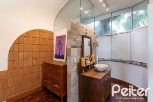 Casa à venda com 594m², 5 dormitórios, 2 suítes, 4 vagas, no bairro Vila Assunção em Porto Alegre