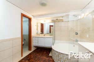 Casa à venda com 594m², 5 dormitórios, 2 suítes, 4 vagas, no bairro Vila Assunção em Porto Alegre