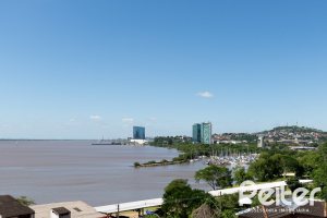 Casa à venda com 594m², 5 dormitórios, 2 suítes, 4 vagas, no bairro Vila Assunção em Porto Alegre