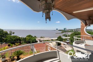 Casa à venda com 594m², 5 dormitórios, 2 suítes, 4 vagas, no bairro Vila Assunção em Porto Alegre
