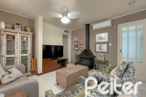 Casa à venda com 225m², 3 dormitórios, 1 suíte, 2 vagas, no bairro Ipanema em Porto Alegre