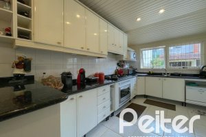 Casa à venda com 225m², 3 dormitórios, 1 suíte, 2 vagas, no bairro Ipanema em Porto Alegre