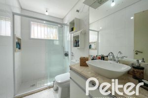 Casa à venda com 225m², 3 dormitórios, 1 suíte, 2 vagas, no bairro Ipanema em Porto Alegre