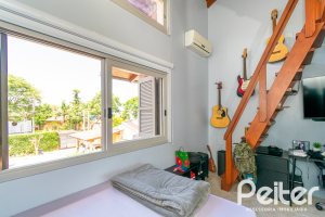 Casa à venda com 200m², 2 dormitórios, 1 suíte, 8 vagas, no bairro Nonoai em Porto Alegre