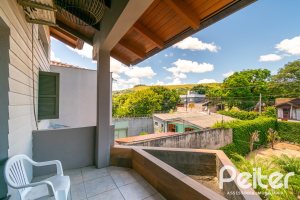 Casa à venda com 200m², 2 dormitórios, 1 suíte, 8 vagas, no bairro Nonoai em Porto Alegre